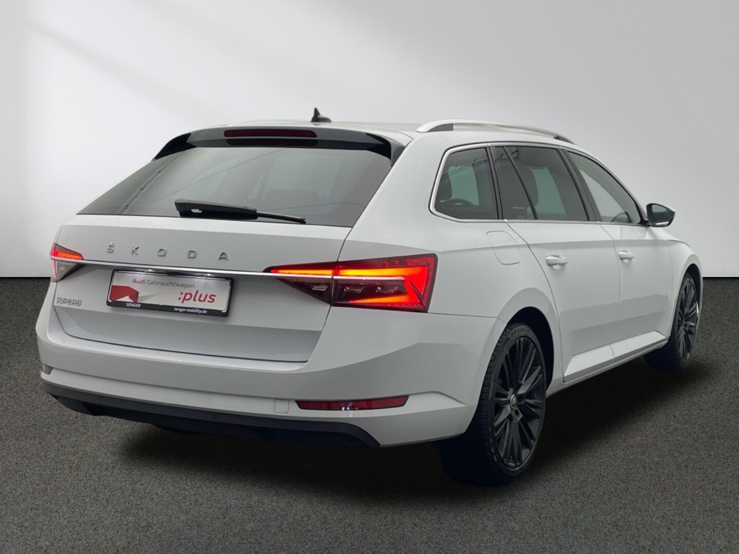 Skoda Superb Combi 2.0 TDI DSG CarPlay LED Kamera 