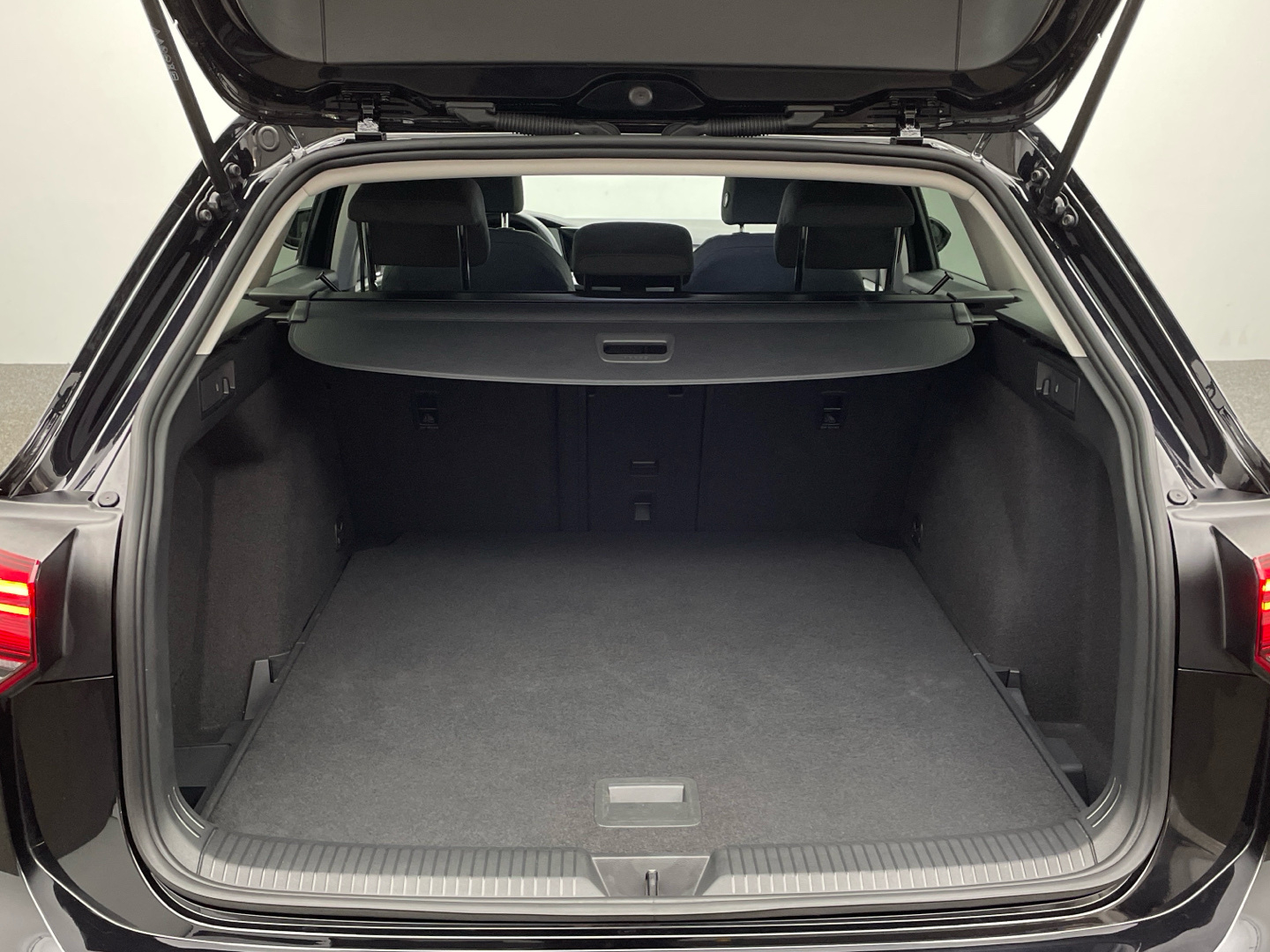 VW Golf VIII Variant Life 2.0 TDI Navi CarPlay LED 