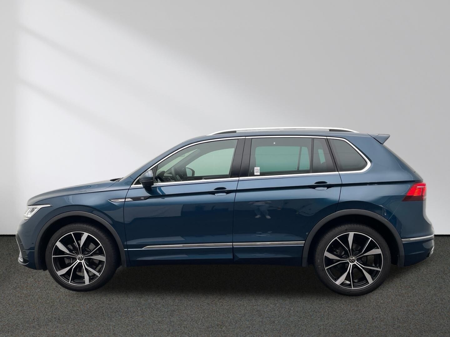 VW Tiguan R-Line 2.0 TDI 4M CarPlay Matrix Pano AHK 