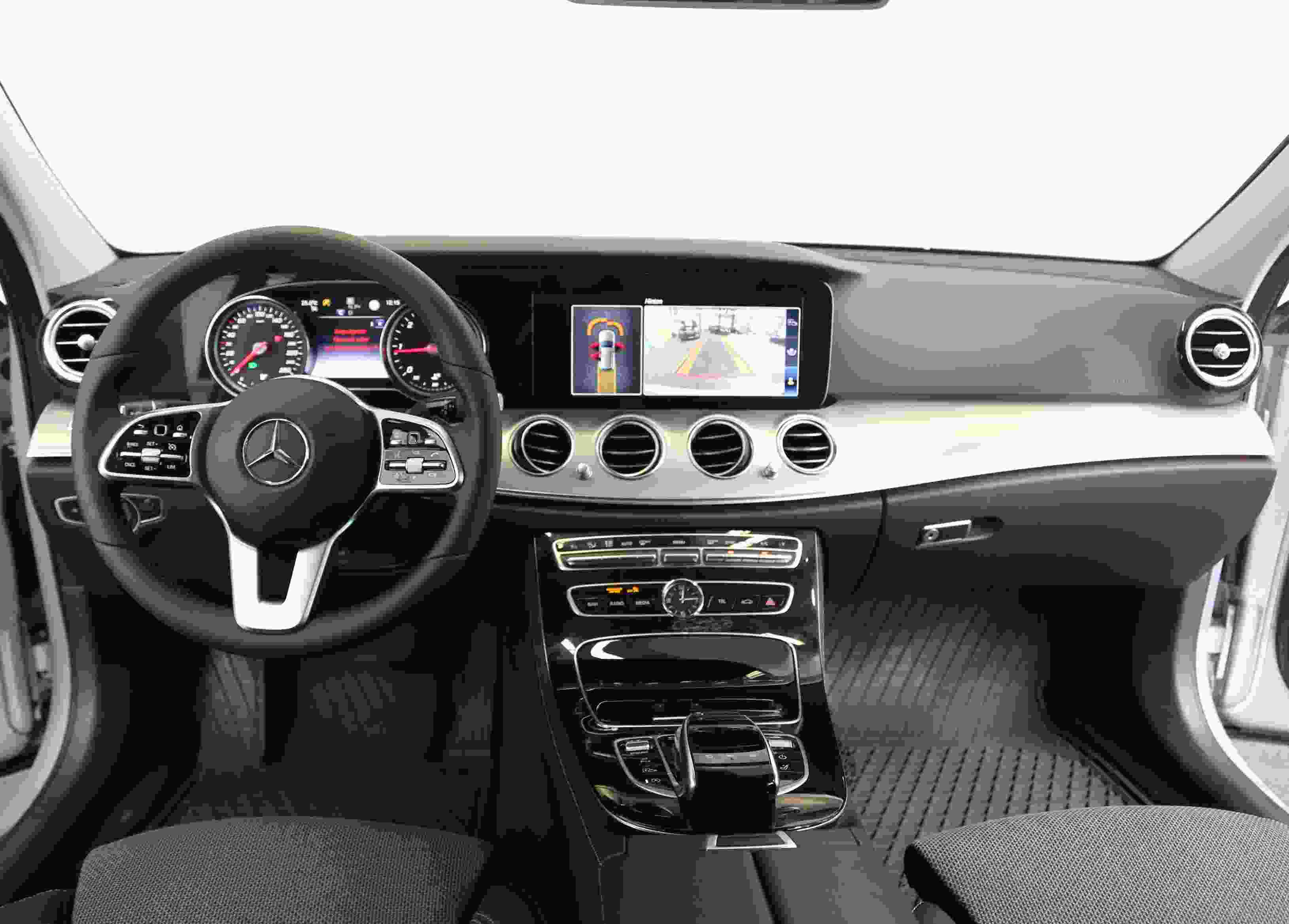 Mercedes-Benz E 220 T d Avantgarde* Comand* Kamera* Sidebags+++++ 