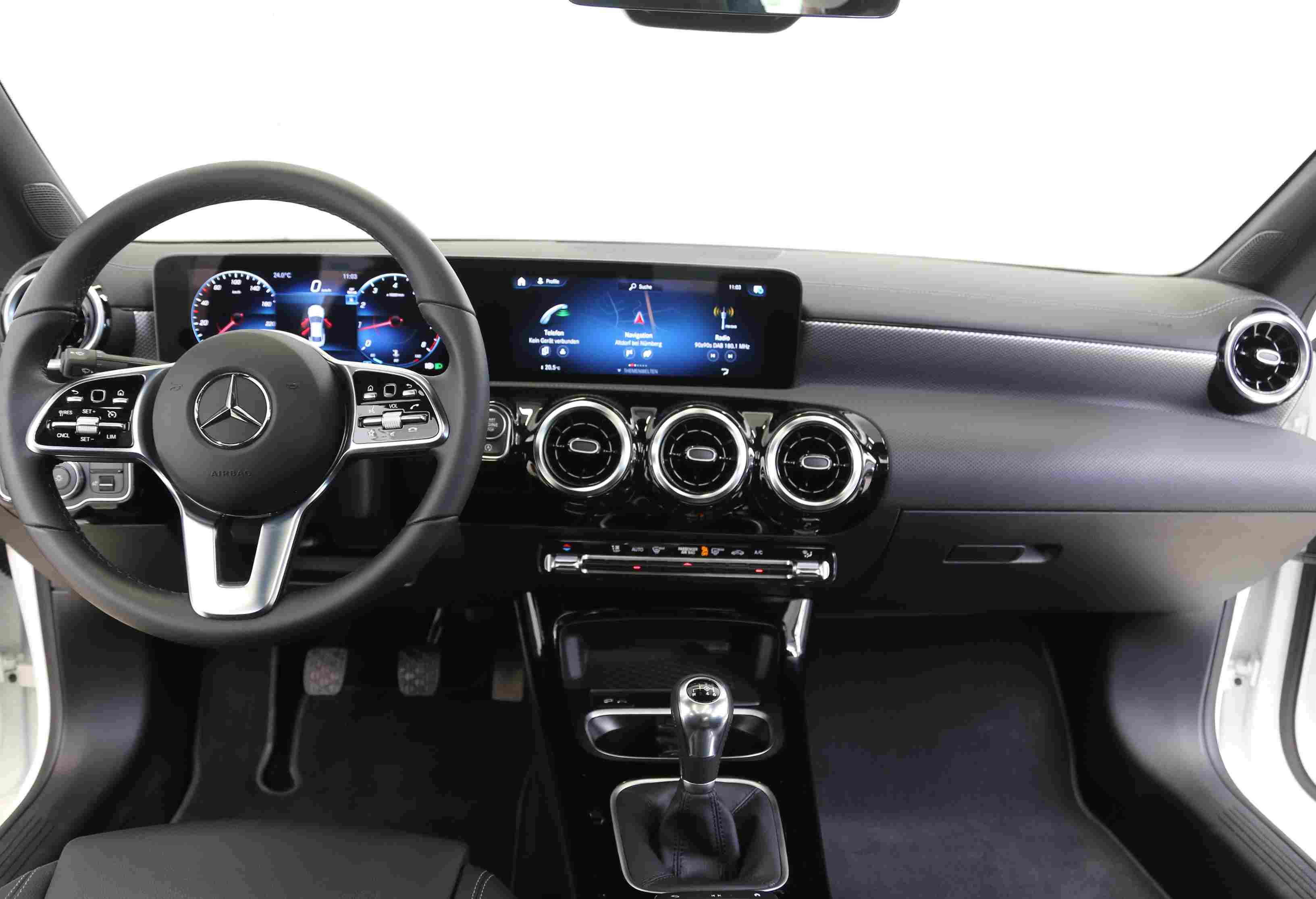 Mercedes-Benz CLA 180 Multibeam-LED* PANO-SHD* MBUXHIGH-END+++++ 