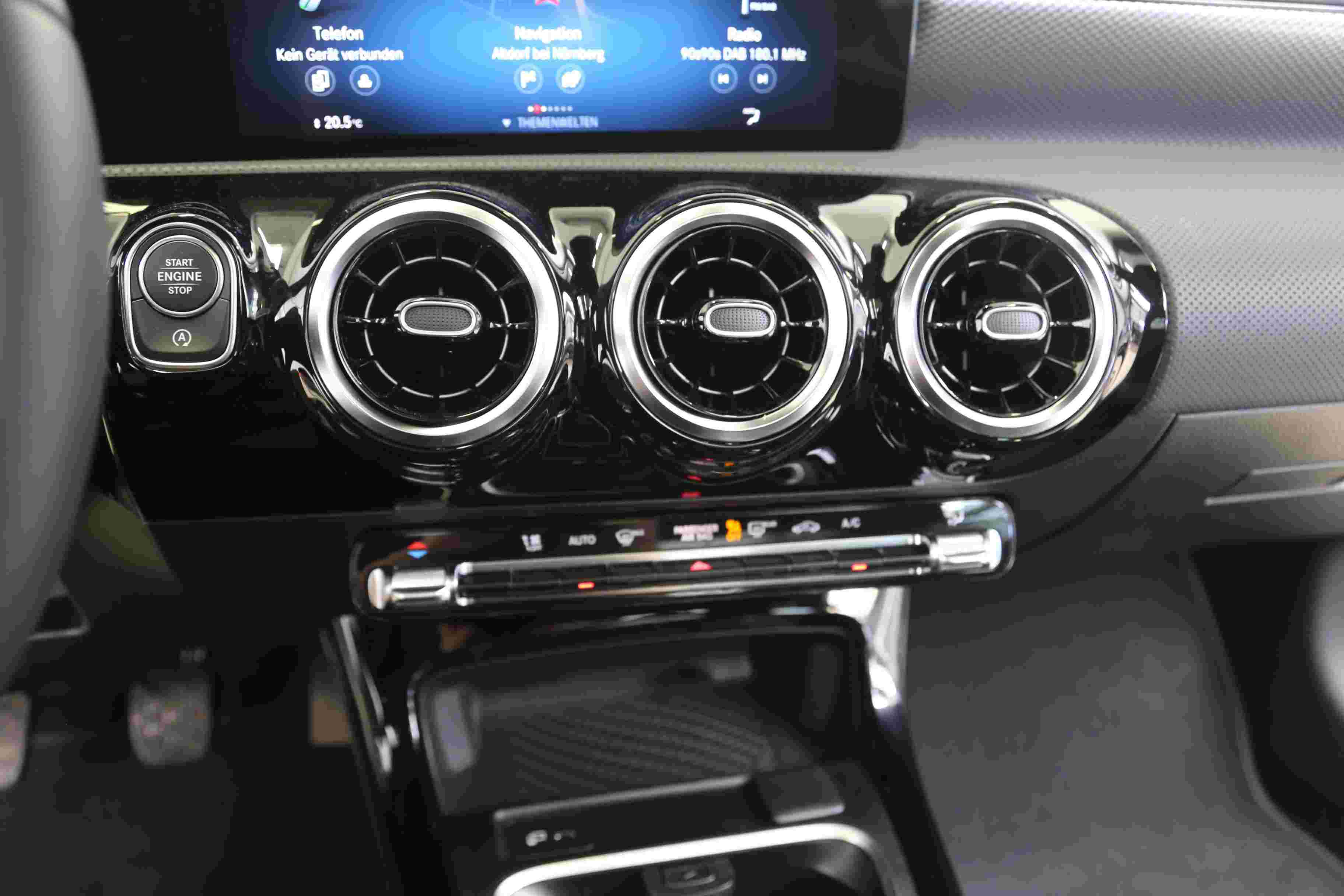 Mercedes-Benz CLA 180 Multibeam-LED* PANO-SHD* MBUXHIGH-END+++++ 