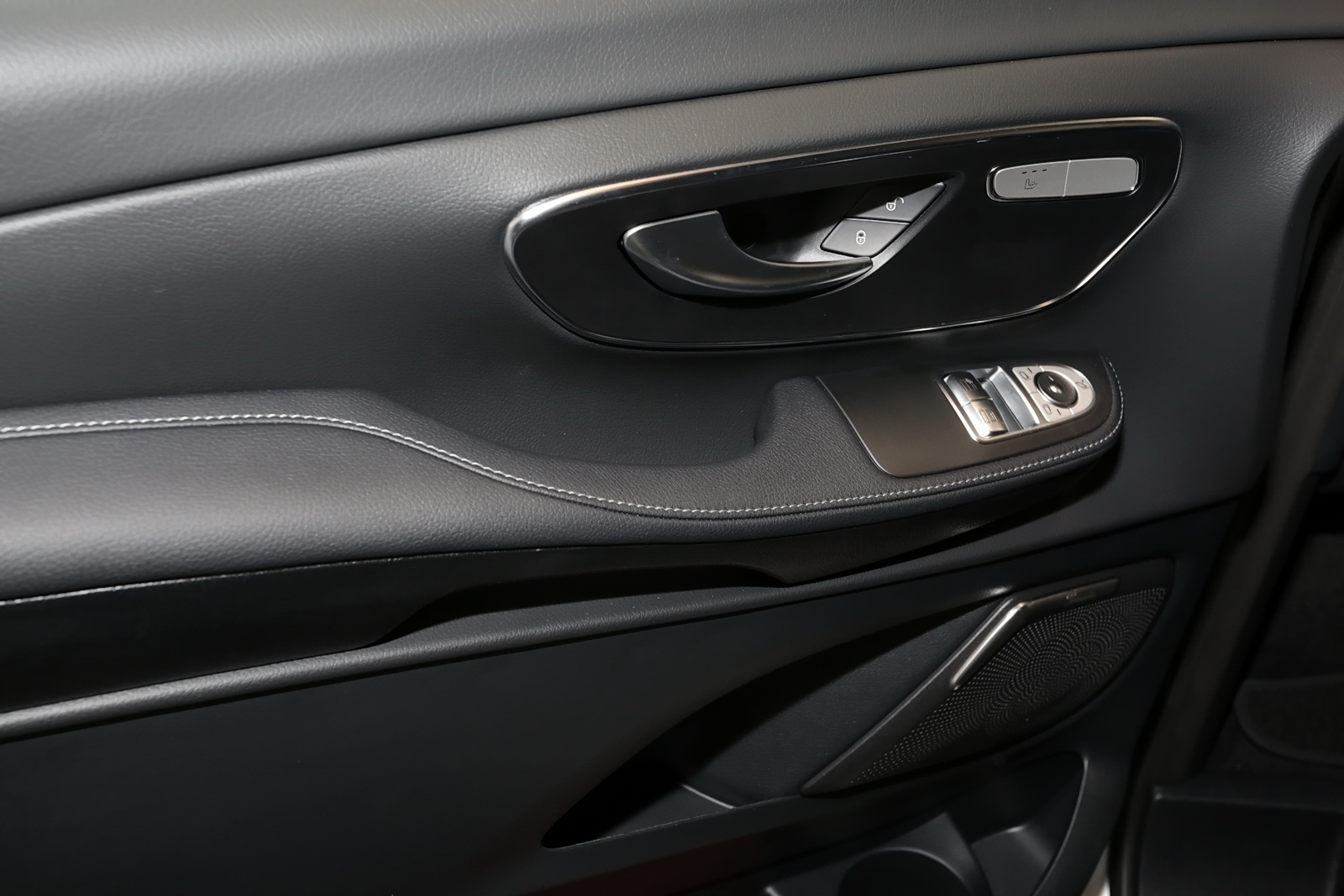 Mercedes-Benz V 300 d AVANTGARDE EDITION Lang AMG 360°+Distron 