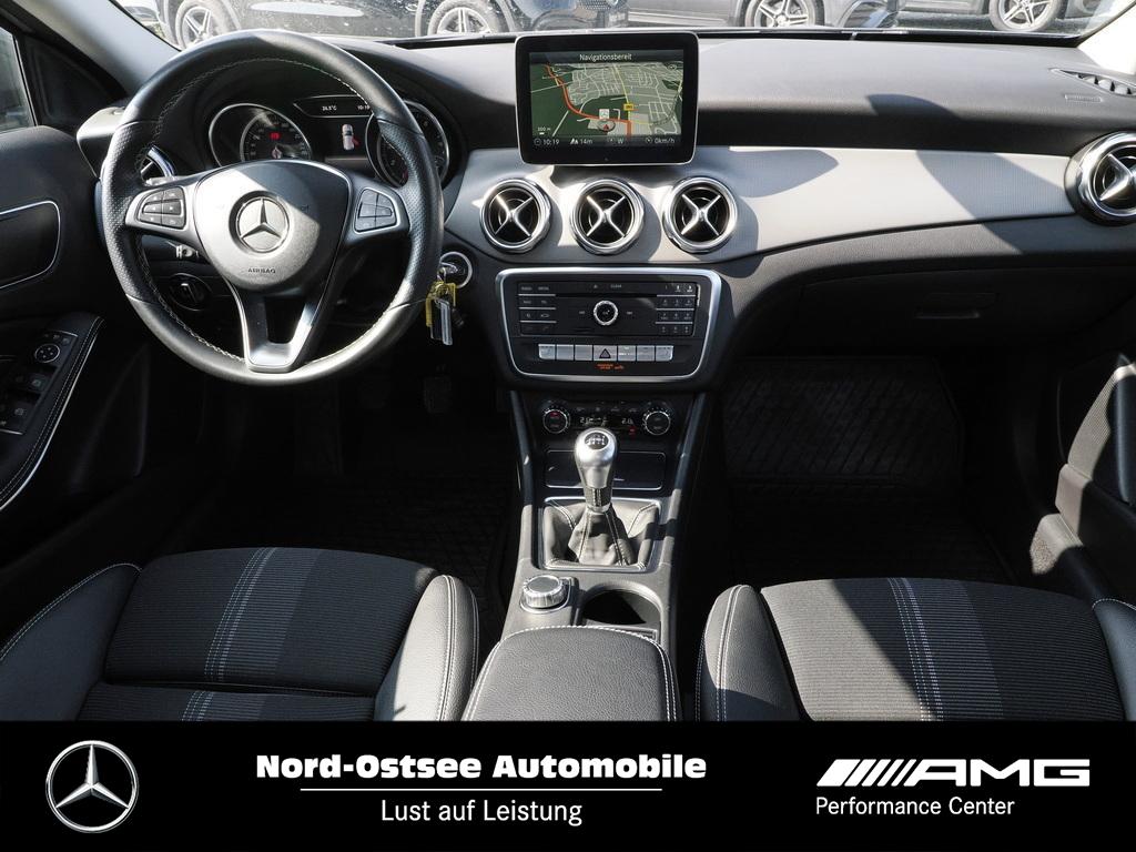 Mercedes-Benz GLA 180 Urban Navi Park-Pilot LED SHZ Tempomat 