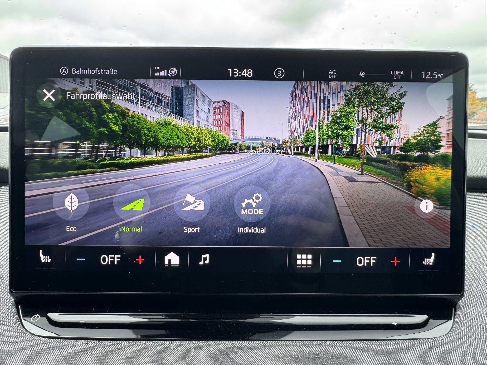 Skoda Enyaq electric 132kW Loft PLUS Chrom W-PUMPE ACC LED 