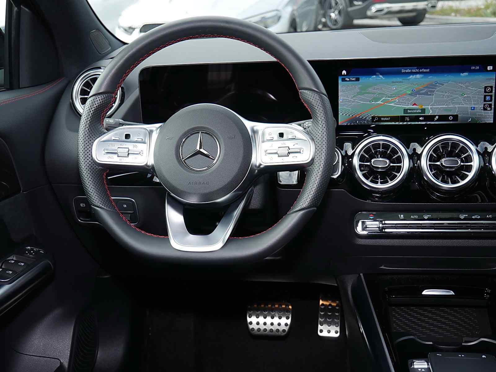 Mercedes-Benz GLA 35 AMG 4M+NIGHT+AHK+PANO+MULTIBEAM+KEYLESS++ 