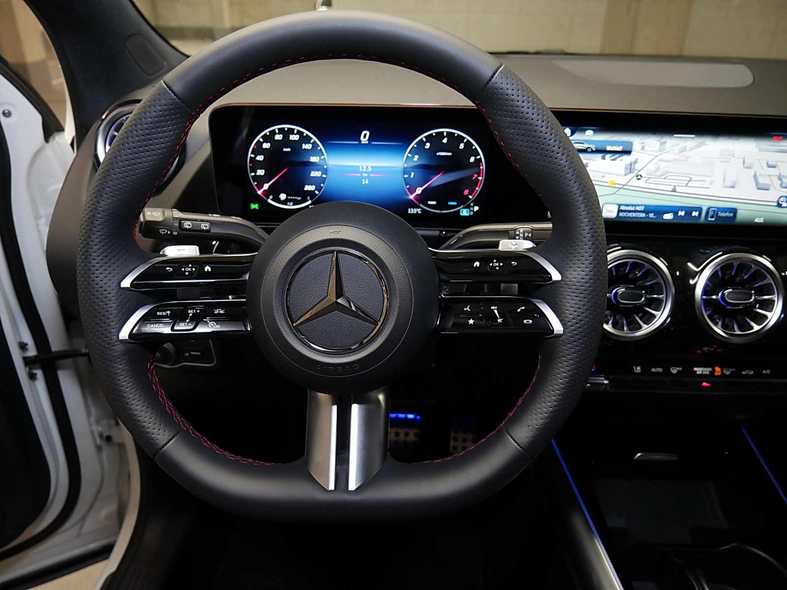 Mercedes-Benz GLA 180 AMG+NIGHT+360°+DISTRONIC+KEYLESSGO+MBEAM 