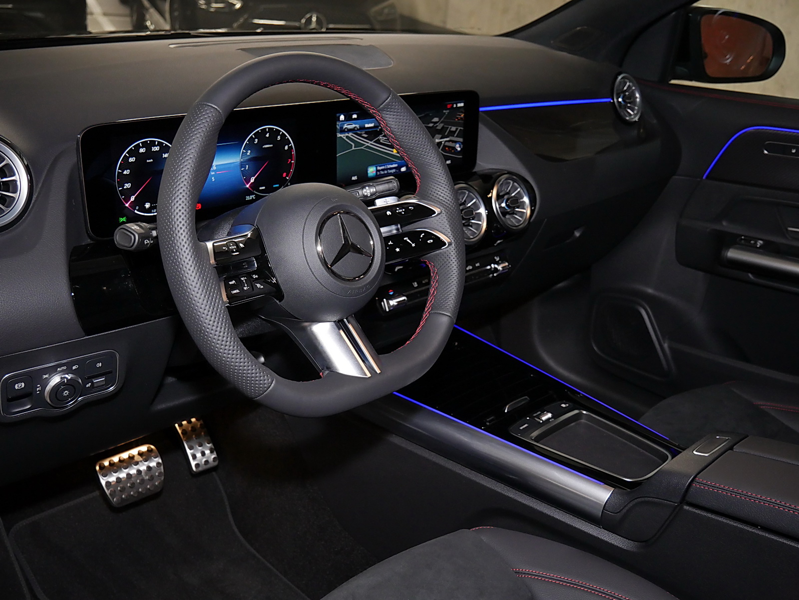 Mercedes-Benz GLA 180 AMG+NIGHT+DISTRONIC+360°+PANO+KEYLESS GO 