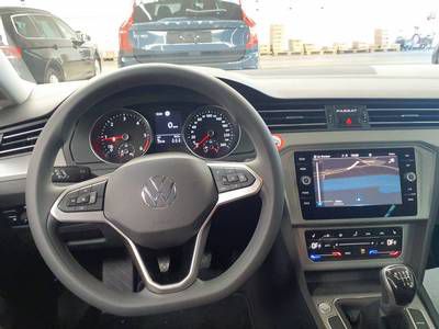 VW Passat Variant 2.0 TDI Basis+AHK+GJR+NAV+APP+LED 