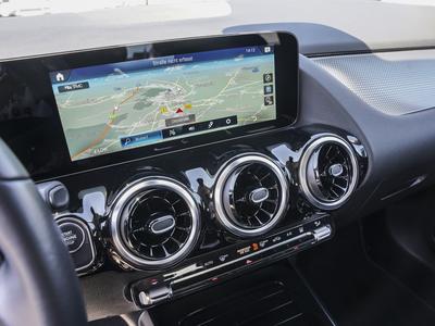 Mercedes-Benz GLA 250 e Progressive Parktronic CarPlay LED 