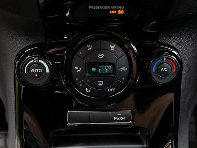 Ford Fiesta Titanium -Klimaautom-Sitzheiz-Keyless Entry-Rückfa 