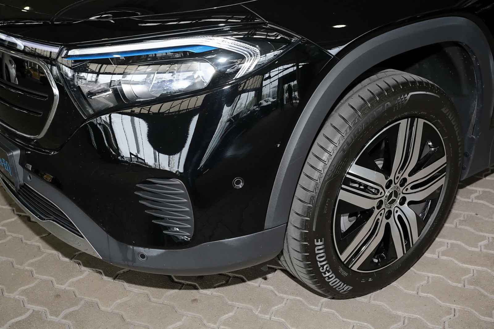 Mercedes-Benz EQB 300 4M Progressive RüKam+MBUX+LED+AppelCar 