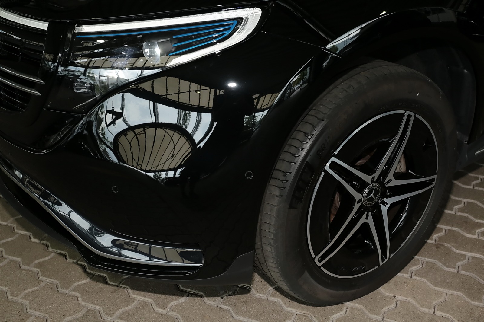Mercedes-Benz EQC 400 4M AMG MBUX+AHK+M-LED+RüKam+Sitzh. 