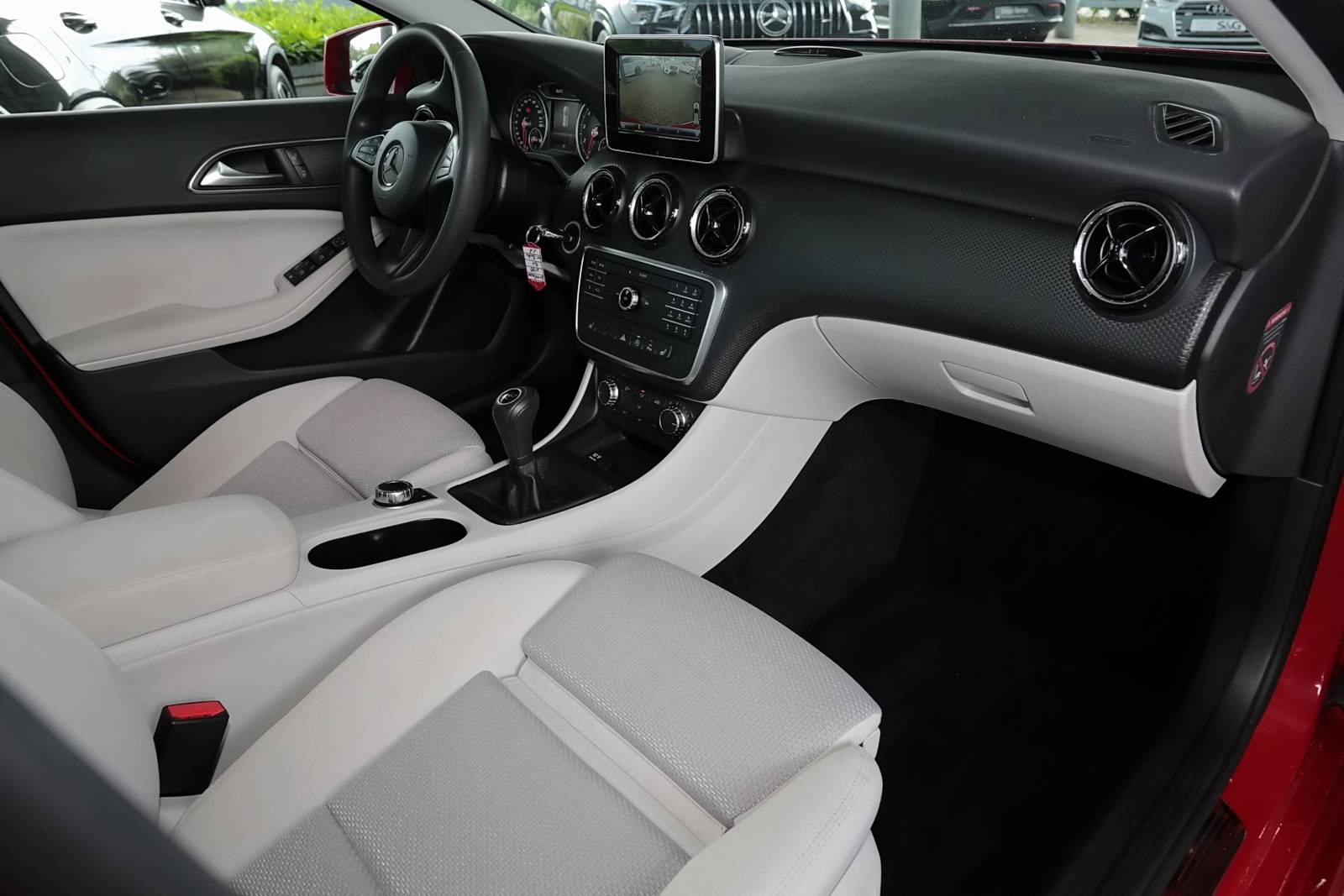 Mercedes-Benz A 180 Business+AHK+Sitzkomfort+Park-Pilot+Nav 