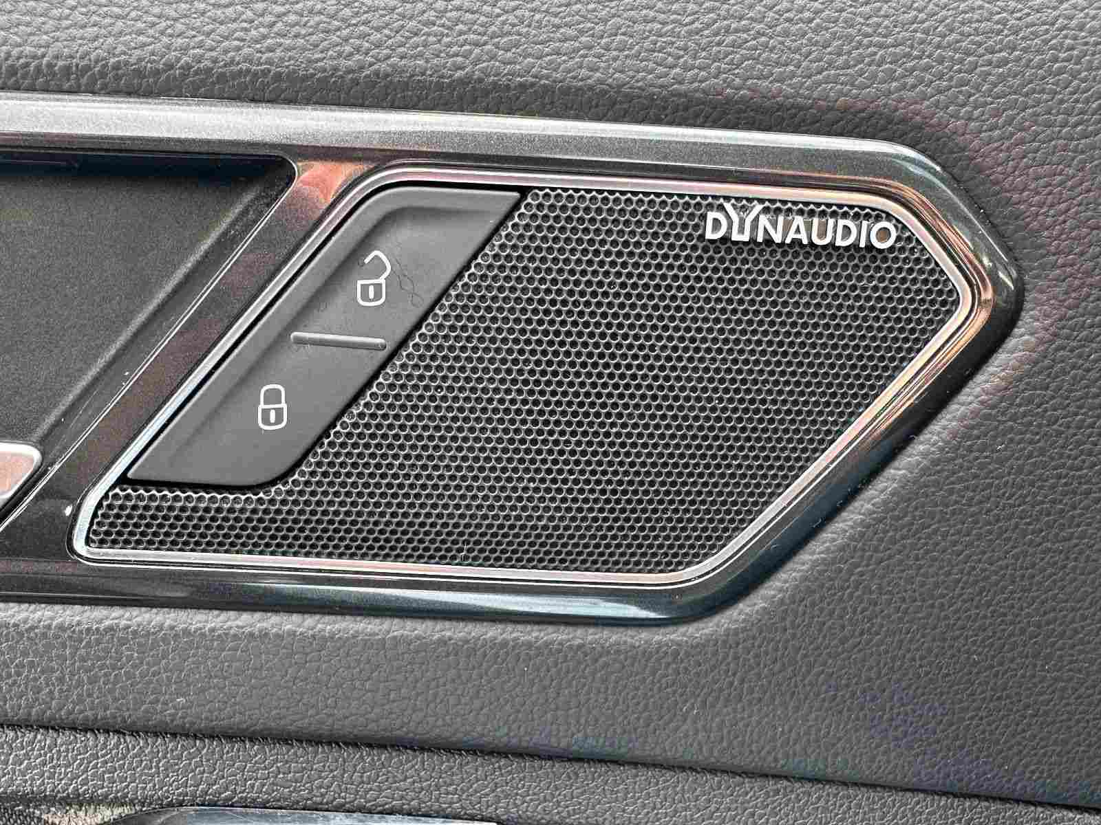 VW Tiguan 2.0 TDI Sound NAVI LED Standh. PANO HuD 