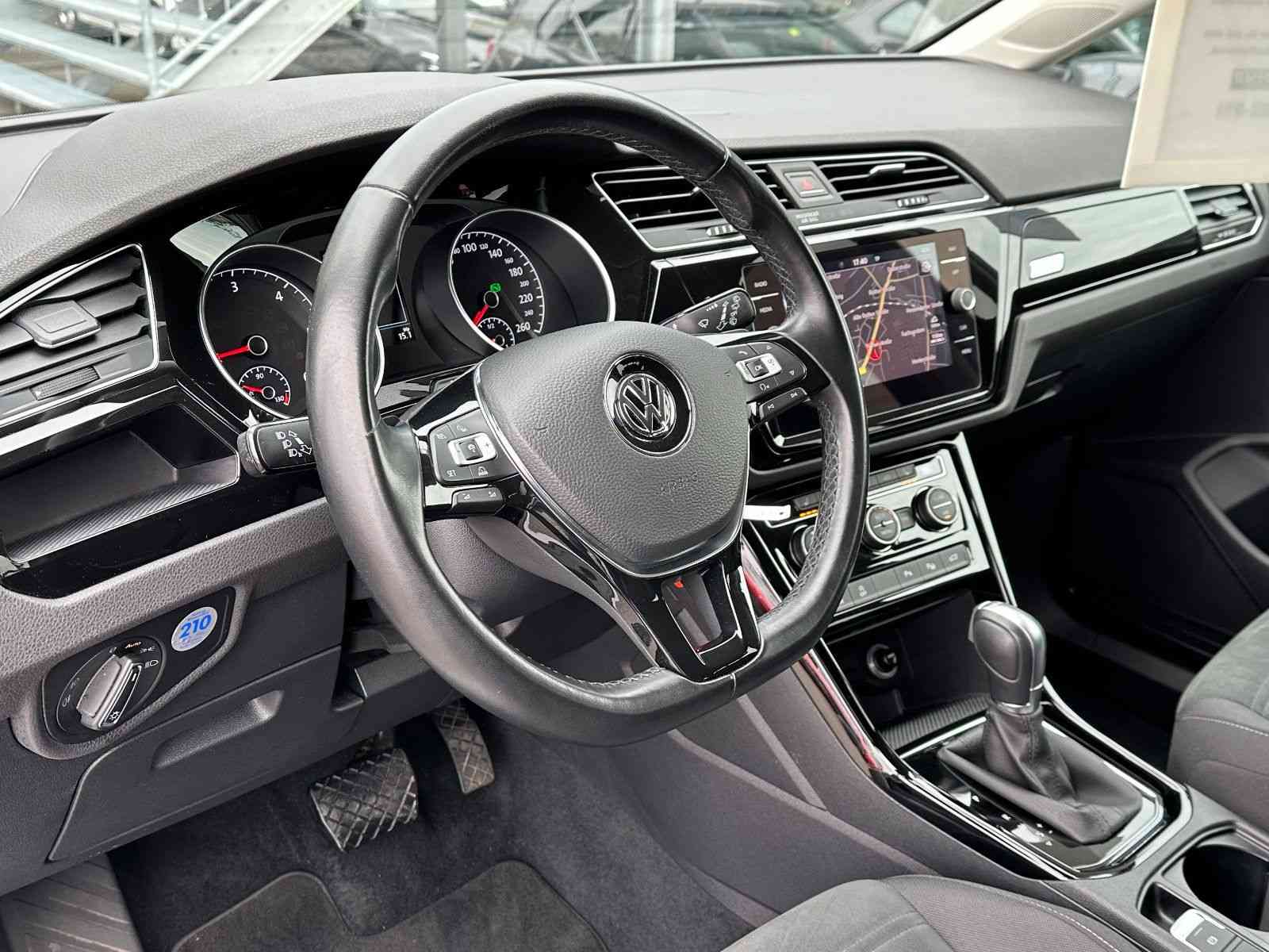 VW Touran 2.0 TDI DSG Highline NAVI LED ACC 